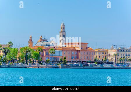 Blick auf die Hafenpromenade von Bari, dominiert vom Margherita Theater und der Kathedrale San Sabino, Italien. Stockfoto