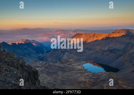 Wildhorse-See und der Alvord Wüste vom Gipfel des Steens Mountain im südöstlichen Oregon. Stockfoto