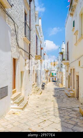 Blick auf eine weiße schmale Straße in der italienischen Stadt Locorotondo Stockfoto