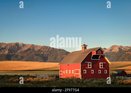Scheune, Farm und Wallowa Mountains in der Nähe von Joseph, Oregon. Stockfoto