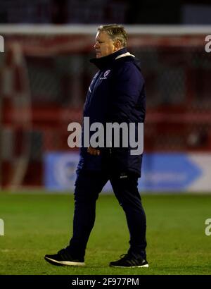 Crawley Town Manager John Yems nach dem zweiten Spiel der Sky Bet League im People's Pension Stadium in Crawley. Bilddatum: Freitag, 16. April 2021. Stockfoto