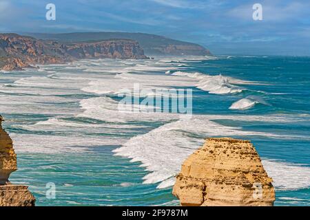 Tagesansicht über die zerklüftete, wilde Küste der 12 Apostles in Südaustralien Stockfoto