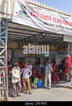 Beawar, Indien. April 2021. Passagiere warten auf Busse für ihre Heimatorte, nachdem die Behörden am Wochenende eine Ausgangssperre im Bundesstaat angekündigt hatten, inmitten der Zunahme der COVID-19-Fälle im ganzen Land, am Straßenverkehrsstand von Bus in Beawar. (Foto: Sumit Saleswat/Pacific Press) Quelle: Pacific Press Media Production Corp./Alamy Live News Stockfoto