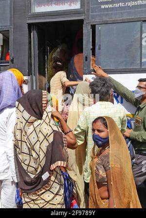 Beawar, Indien. April 2021. Passagiere steigen in einen Bus für ihre Heimatorte, nachdem die Behörden am Wochenende eine Ausgangssperre im Bundesstaat angekündigt hatten, inmitten der Zunahme der COVID-19-Fälle im ganzen Land, an der Straßenverkehrsbusstandplatz in Beawar. (Foto: Sumit Saleswat/Pacific Press) Quelle: Pacific Press Media Production Corp./Alamy Live News Stockfoto