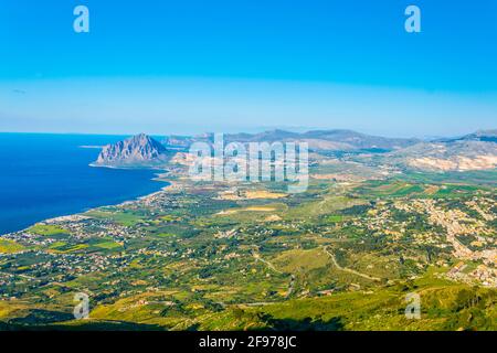 Luftaufnahme der sizilianischen Küste dominiert von monte cofano, Italien Stockfoto