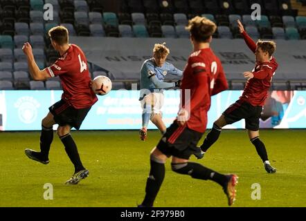 Manchester, England, 16. April 2021. Cole Palmer aus Manchester City erzielt beim Spiel der Professional Development League im Academy Stadium, Manchester, sein zweites Tor und den dritten Platz der Stadt. Bildnachweis sollte lauten: Andrew Yates / Sportimage Stockfoto