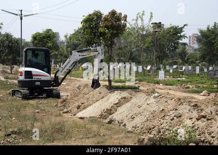 Dhaka, Bangladesch. April 2021. DHAKA, BANGLADESCH - 13. APRIL: Ein Bagger gräbt weitere Gräber für Covid-19-Opfer auf dem Friedhof Rayer Bazar inmitten der Corona-Pandemie in Dhaka, Bangladesch, am 13. April 2021. ( Credit: SIPA USA/Alamy Live News Stockfoto