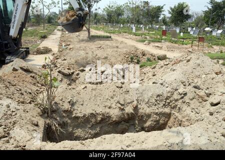 Dhaka, Bangladesch. April 2021. DHAKA, BANGLADESCH - 13. APRIL: Ein Bagger gräbt weitere Gräber für Covid-19-Opfer auf dem Friedhof Rayer Bazar inmitten der Corona-Pandemie in Dhaka, Bangladesch, am 13. April 2021. ( Credit: SIPA USA/Alamy Live News Stockfoto