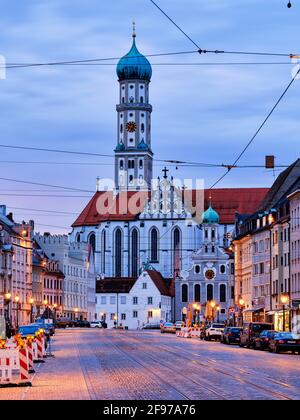 Blick von der Maximilianstraße auf die St. Ulrich Basilika und die Pfarrkirchen St. Ulrich und St. Anna Stockfoto