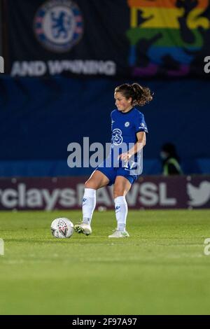 Kingston, Großbritannien. April 2021. Jessie Fleming (17 Chelsea) auf dem Ball während des Vitality Womens FA Cup-Spiels zwischen Chelsea und London City Lionesses auf Kingsmeadow in Kingston, England. Kredit: SPP Sport Pressefoto. /Alamy Live News Stockfoto