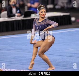 Fort Worth, TX, USA. April 2021. CAL's Kyana George posiert während ihrer Bodenübung beim Halbfinale der NCAA Women's National Collegiate Gymnastics Championship 2021 in der Dickies Arena in Fort Worth, TX. Kyle Okita/CSM/Alamy Live News Stockfoto