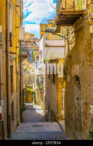 Blick auf eine schmale Straße in der historischen Stadt Agrigento in Sizilien, Italien Stockfoto