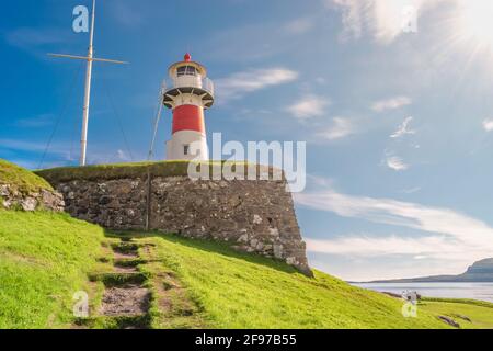 Alter Leuchtturm und Festung im Hafen von Torshavn, der Hauptstadt der Färöer Inseln Archipel im Atlantischen Ozean, Sommer Stockfoto