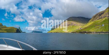 Panoramablick auf Fjorde von einem touristischen Schiff geht in Richtung Mykines Insel mit Papageientauchern auf Färöer Inseln Archipel und Atlantik, Sommer Stockfoto