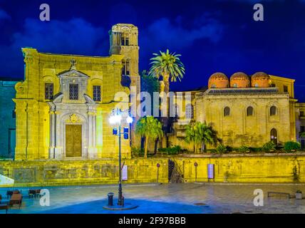 Nachtansicht der Piazza Bellini dominiert von chiesa di san cataldo und chiesa santa maria dell ammiraglio in Palermo, Sizilien, Italien Stockfoto