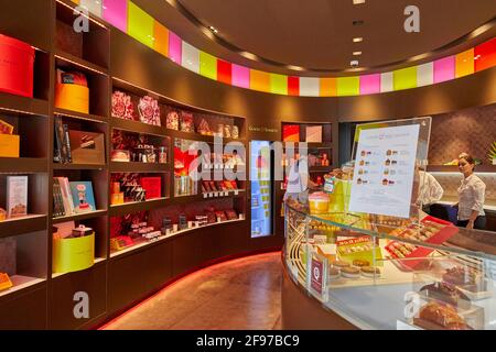 Boutique Pierre Herme in der Rue Sainte Croix De La Bretonnerie Le Marais Paris Frankreich Stockfoto