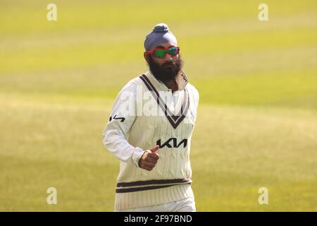 16. April 2021. London, Großbritannien. Surreys Amar Virdi im Feld, als Surrey Leicestershire bei der County Championship beim Kia Oval am zweiten Tag anführt. David Rowe/Alamy Live News Stockfoto