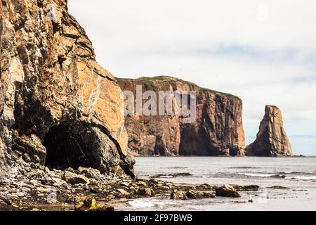 Die riesigen, schieren Felsformationen im Golf von St. Lawrence an der Spitze der Gaspé-Halbinsel in Québec, Kanada. Stockfoto