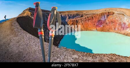 Panoramablick über isländische Landschaft von bunten Vulkankrater Askja, geothermischen Viti Kratersee in der Mitte der vulkanischen Wüste in den Highlands, Stockfoto