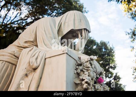 Eine Marmorgrabstatue einer trauernden Frau auf dem Campo Santo Necropolis in Salvador, Brasilien. Stockfoto