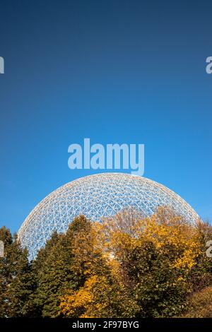 Die Biosphäre hinter Bäumen im Frühherbst. Aufgenommen im Jean-Drapeau Park in Montreal. Das Museum ist der Umwelt gewidmet, es wurde für die 19 geschaffen Stockfoto