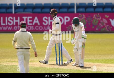 16. April 2021. London, Großbritannien. Sam Evans spielt den Schuss erneut, aber er hat Amar Virdi aus dem Bauch gezockt, als Surrey Leicestershire in der County Championship beim Kia Oval, Tag zwei, anführt. David Rowe/Alamy Live News Stockfoto