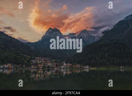 Alleghe ist ein Dorf und eine Gemeinde in der Provinz Belluno in der italienischen Region Venetien. Stockfoto