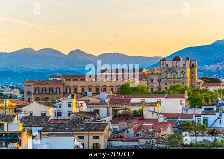 Luftaufnahme von Palermo dominiert von palazzo dei normanni und porta nuova, Sizilien, Italien Stockfoto