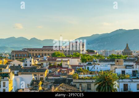 Luftaufnahme von Palermo dominiert von palazzo dei normanni und porta nuova, Sizilien, Italien Stockfoto