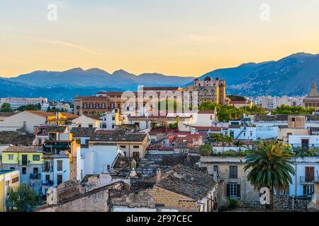 Luftaufnahme von Palermo dominiert von palazzo dei normanni und porta nuova, Sizilien, Italien Stockfoto