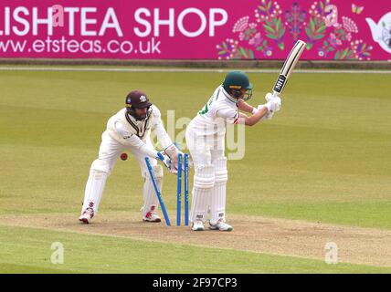 16. April 2021. London, Großbritannien. Surreys Amar Virdi schält Dieter Klein, während Surrey Leicestershire in der County Championship beim Kia Oval am zweiten Tag bestiegen hat. David Rowe/Alamy Live News Stockfoto