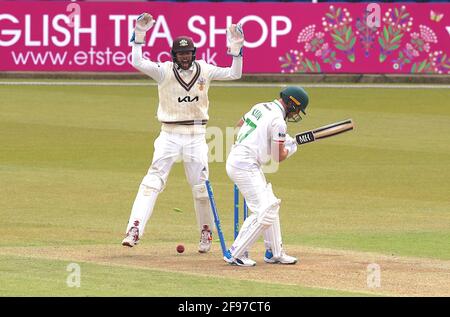 16. April 2021. London, Großbritannien. Surreys Amar Virdi schält Dieter Klein, während Surrey Leicestershire in der County Championship beim Kia Oval am zweiten Tag bestiegen hat. David Rowe/Alamy Live News Stockfoto