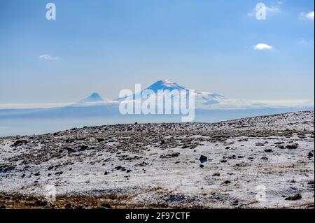 Malerische Winteransicht des Mount Ararat von den Hängen von Aragats Berg in Armenien Stockfoto