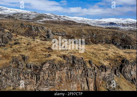 Panoramablick auf die mittelalterliche Vahramashen-Kirche auf der Festung Amberd An den Hängen des Berges Aragats in Armenien Stockfoto