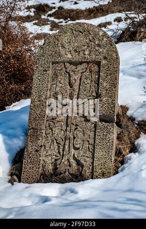 Traditionelles armenisches Khachkar (Kreuzstein) Mit typisch christlich-armenischen Ornamenten und Mustern Stockfoto