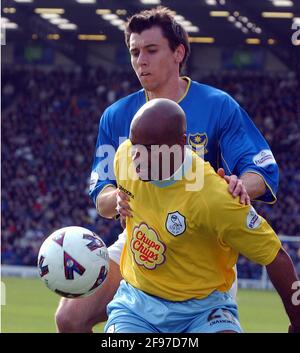 PORTSMOUTH V SHEFF. MI PORTSMOUTH NEUUNTERZEICHNER SVETOSLAV TODEROV KÄMPFT MIT DANNY MADDIX. PIC MIKE WALKER, 2002 Stockfoto