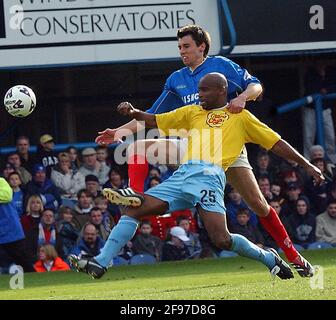 PORTSMOUTH V SHEFF. MI PORTSMOUTH NEUUNTERZEICHNER SVETOSLAV TODEROV KÄMPFT MIT DANNY MADDIX. PIC MIKE WALKER, 2002 Stockfoto