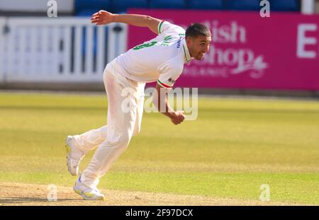 16. April 2021. London, Großbritannien. Ben Mike bowelt als Surrey Leicestershire bei der County Championship im Kia Oval, Tag zwei. David Rowe/Alamy Live News Stockfoto