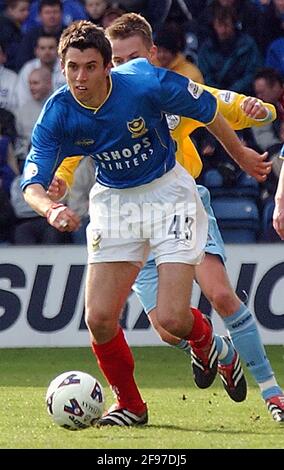 PORTSMOUTH V SHEFF. MI PORTSMOUTH NEUUNTERZEICHNUNG SVETOSLAV TODEROV GEHT AN MATTHEW HAMSHAW PIC MIKE WALKER, 2002. VORBEI Stockfoto