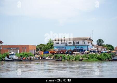 Die Stadt Bumba, von einem sehr langsam fahrenden Lastkahn, der den Kongo-Fluss hinunter schwimmt, Demokratische Republik Kongo. Stockfoto