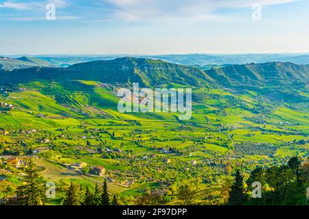 Blick auf ein Tal bei Enna im Zentrum Siziliens, Italien Stockfoto