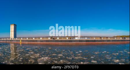 Panoramablick über eine berühmte Wunderwasserbrücke und einen Schifffahrtskanal in der Nähe von Magdeburg im Frühfrühling, Magdeburg, Deutschland Stockfoto