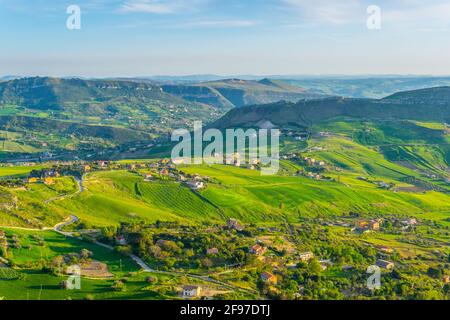 Blick auf ein Tal bei Enna im Zentrum Siziliens, Italien Stockfoto