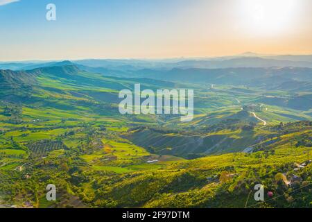Blick auf ein Tal bei Enna im Zentrum Siziliens, Italien Stockfoto