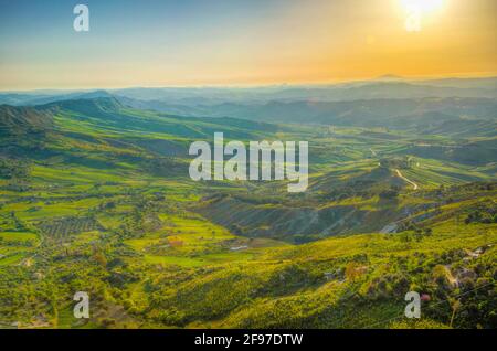 Blick auf ein Tal bei Enna im Zentrum Siziliens, Italien Stockfoto