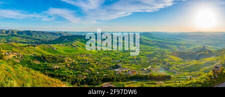 Blick auf ein Tal bei Enna im Zentrum Siziliens, Italien Stockfoto