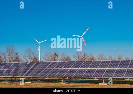 Großes Solarkraftwerk und Windkraftanlagen als universelle umweltfreundliche Energielösung in Magdeburg, Deutschland. Konzept von Energie und nachhaltigem Leben Stockfoto