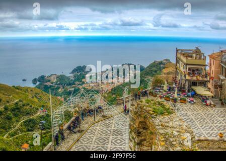 Luftaufnahme der Piazza San Antonio in Castelmola Dorf, Sizilien, Italien Stockfoto