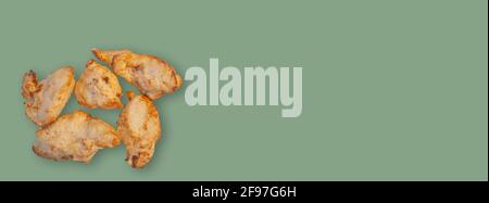 Banner mit gegrilltem Hähnchenfilet auf hellem salatgrünen Hintergrund mit Kopierfläche, Nahaufnahme, Details. Konzept gesunde Ernährung und nahrhafte Lebensmittel Stockfoto