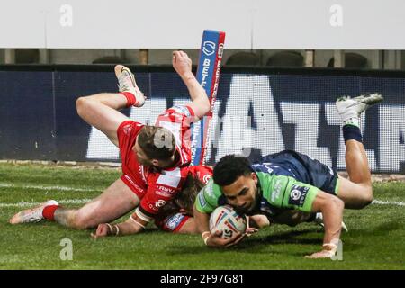 Darnell McIntosh (5) von Huddersfield Giants punktet am 4/16/2021 mit seinem Versuch. (Foto von David Greaves/News Images/Sipa USA) Quelle: SIPA USA/Alamy Live News Stockfoto